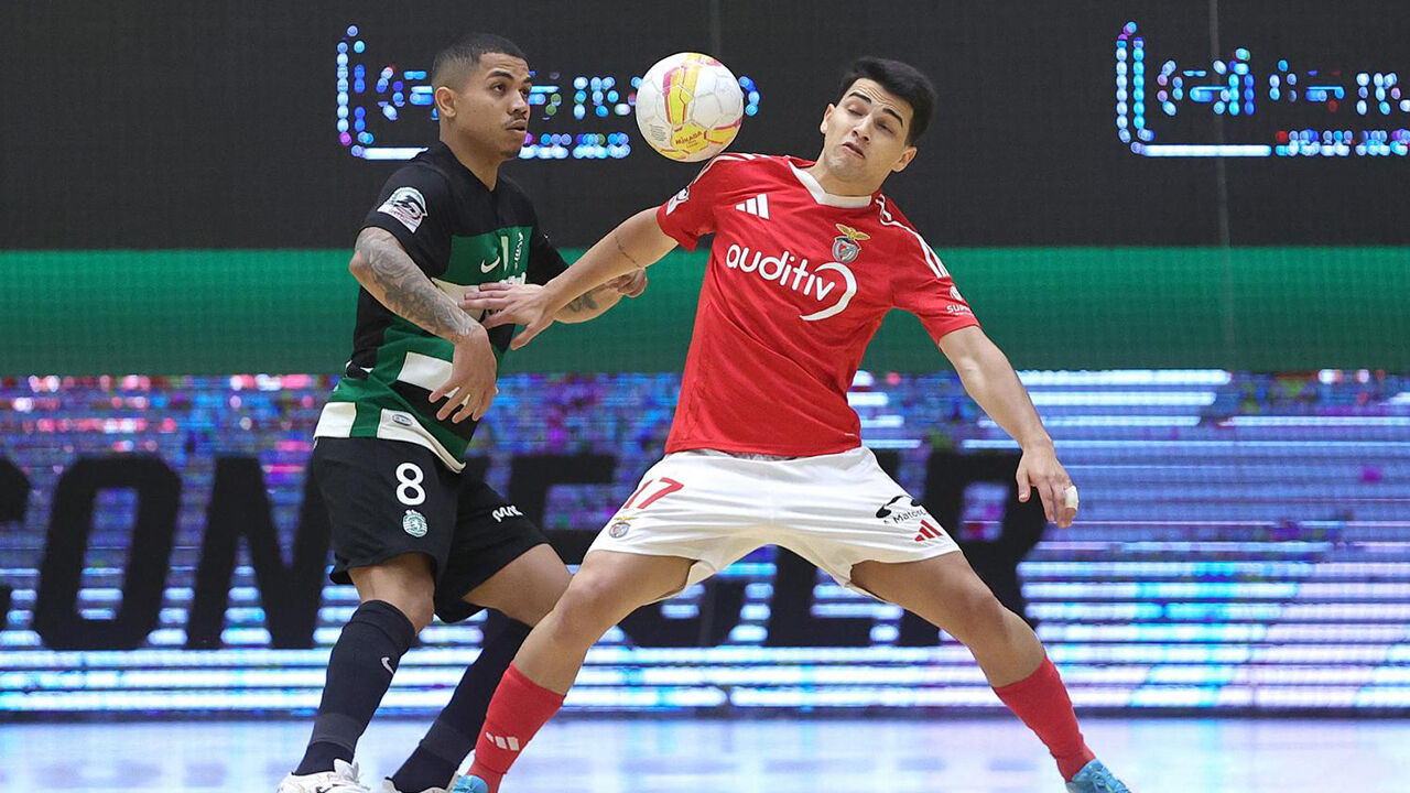 Jogo de futsal entre Sporting e Benfica no pavilhão