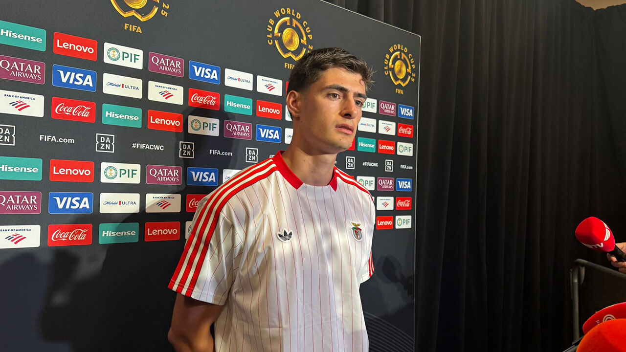 Jogador do Benfica numa conferência de imprensa da FIFA