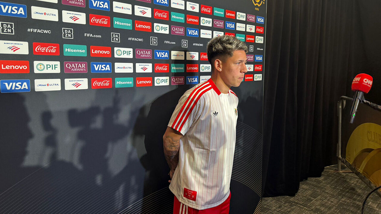 Gianluca Prestianni marca presença numa conferência de imprensa