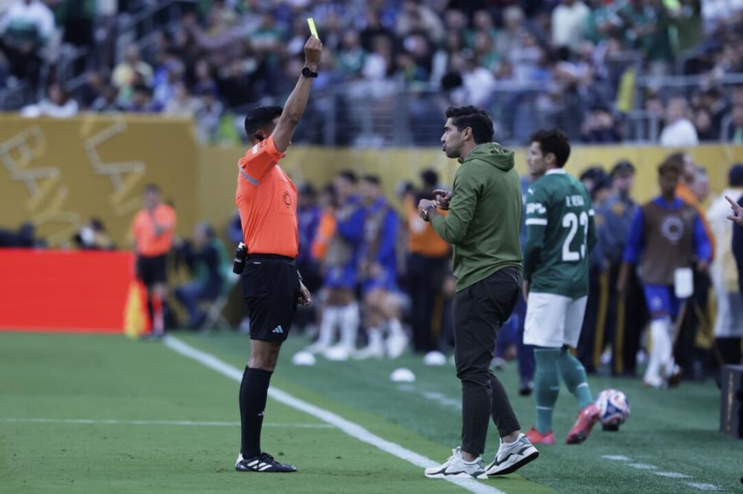 Abel Ferreira, treinador do Palmeiras, recebe cartão amarelo durante jogo