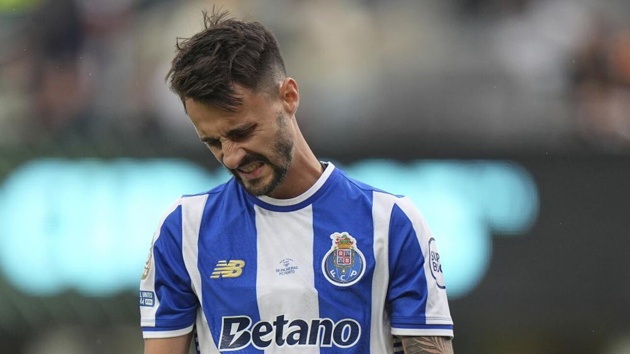 Futebolista do FC Porto demonstra frustração em campo