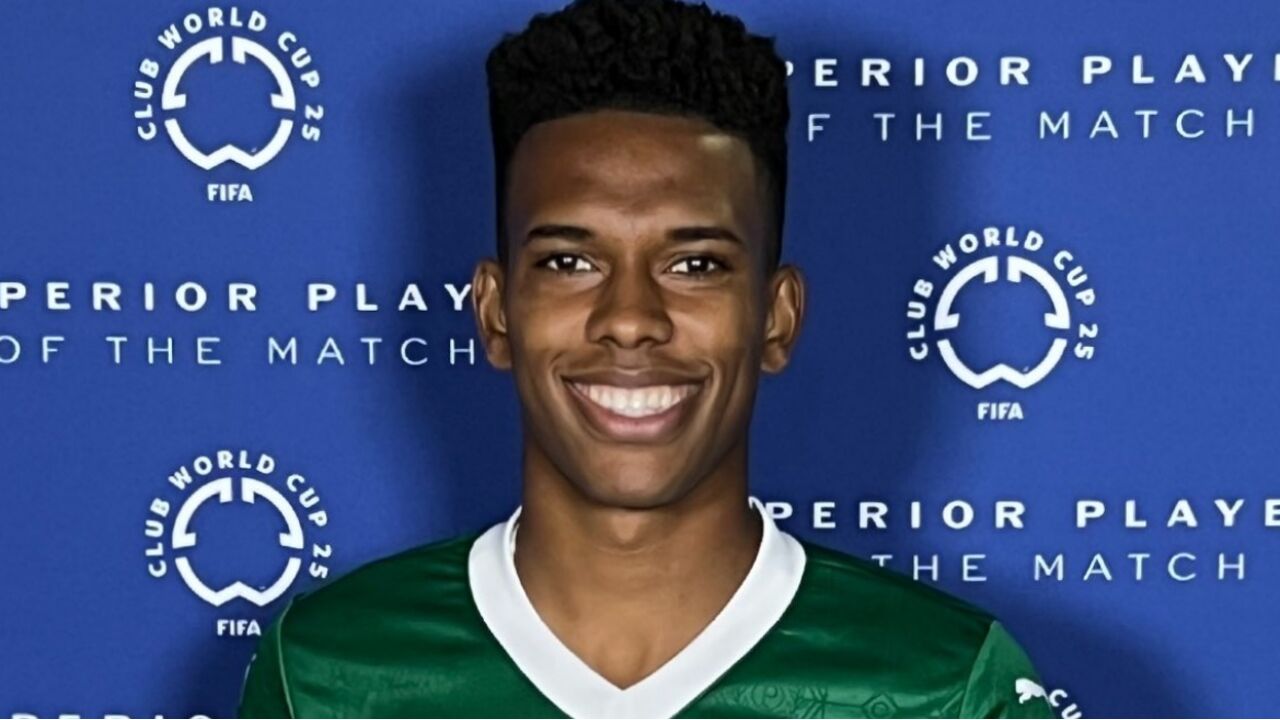 Estêvão, jogador do Palmeiras, recebe prémio MVP da FIFA após jogo com FC Porto