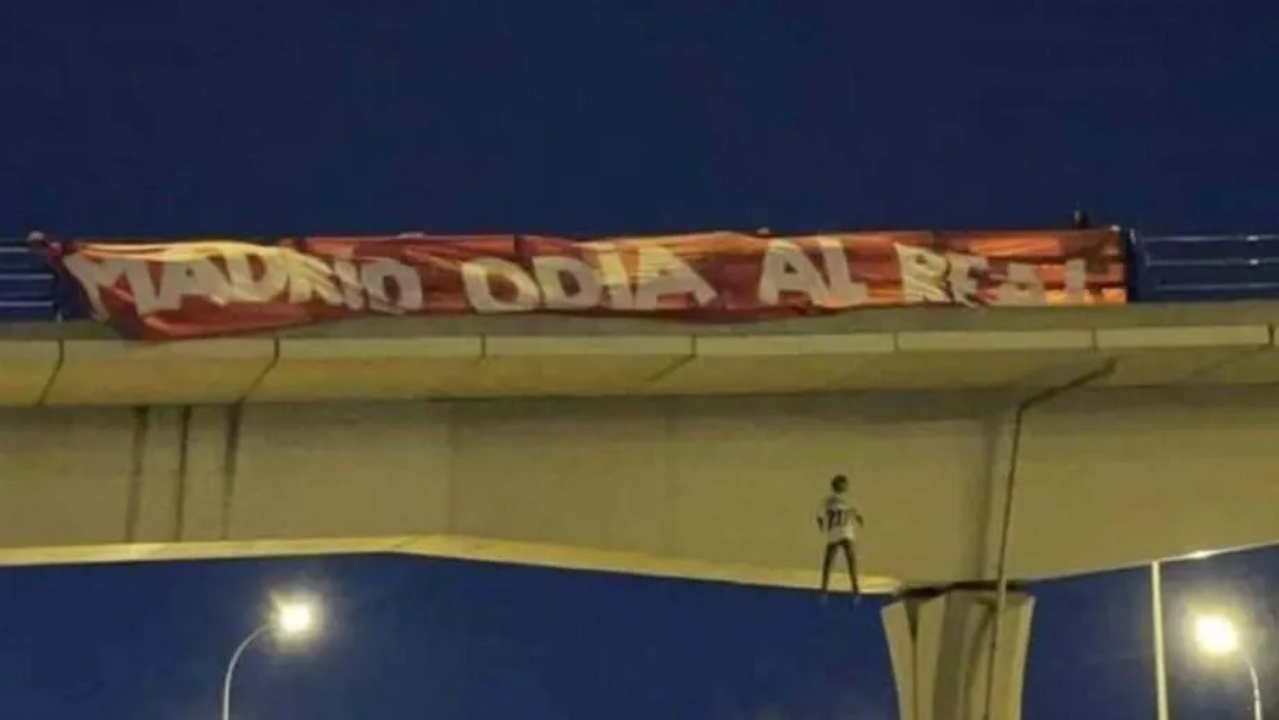 A imagem do boneco de Vinícius Júnior pendurado numa ponte