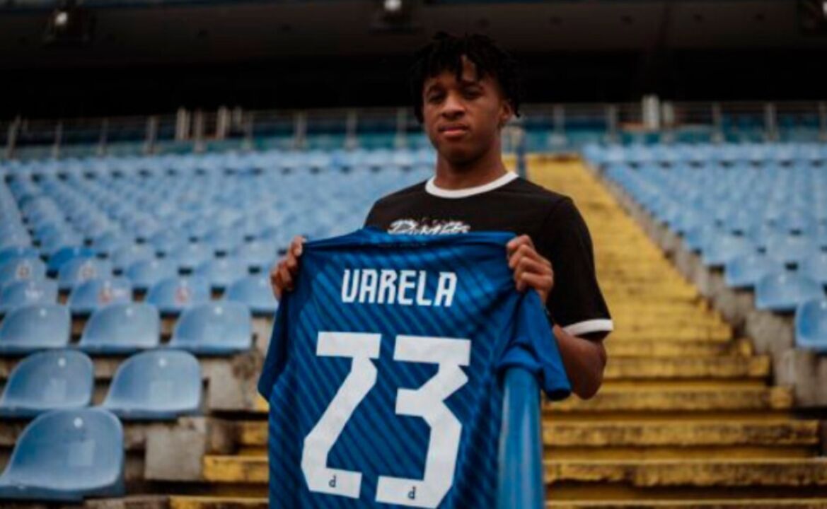 Jogador apresenta camisola com o nome Varela e o número 23 num estádio