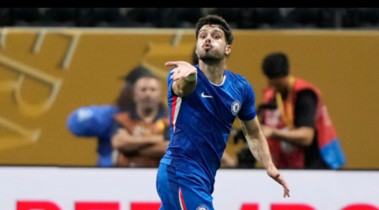 Jogador do Chelsea manda beijo para a bancada