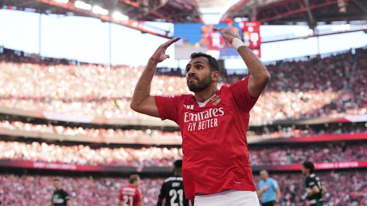 Pavlidis permanece no ataque do Benfica, apesar de sondagens