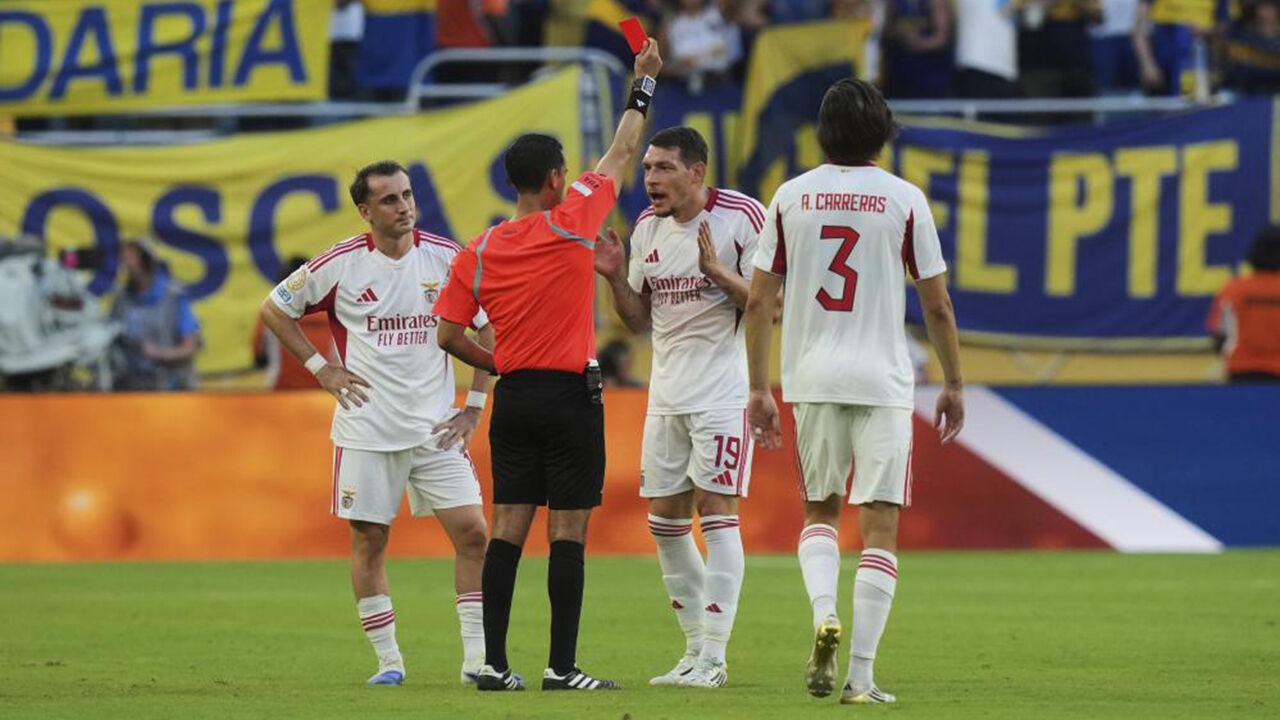 Árbitro exibe cartão vermelho a jogador do Benfica durante o jogo com o Boca Juniors