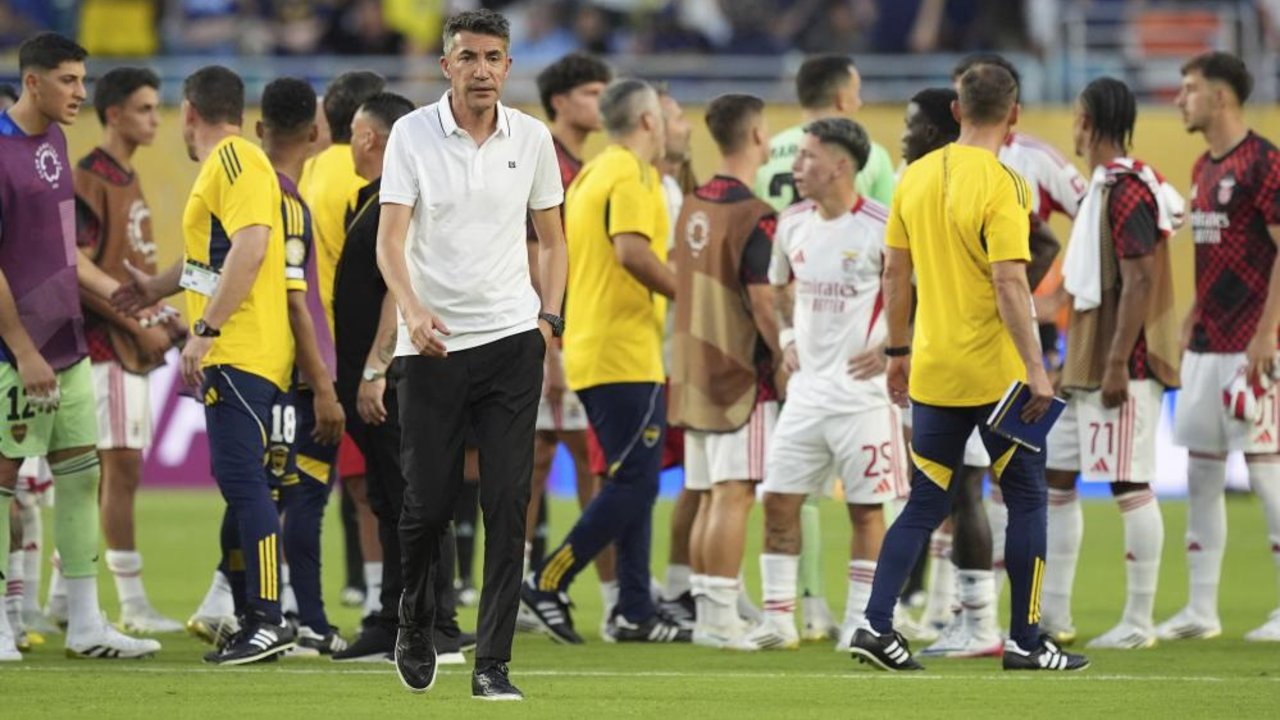 Roger Schmidt em jogo do Benfica, que está numa fase menos boa