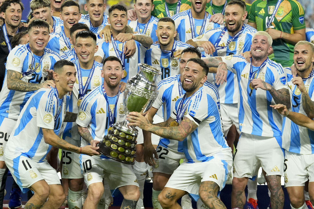 Jogadores da Argentina celebram a vitória na Copa América no Hard Rock Stadium, em Miami