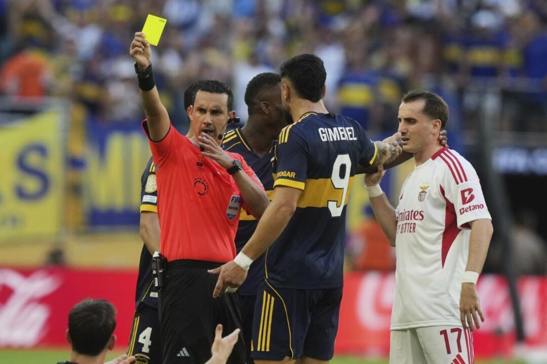 Árbitro mostra cartão amarelo durante jogo entre Benfica e Boca Juniors