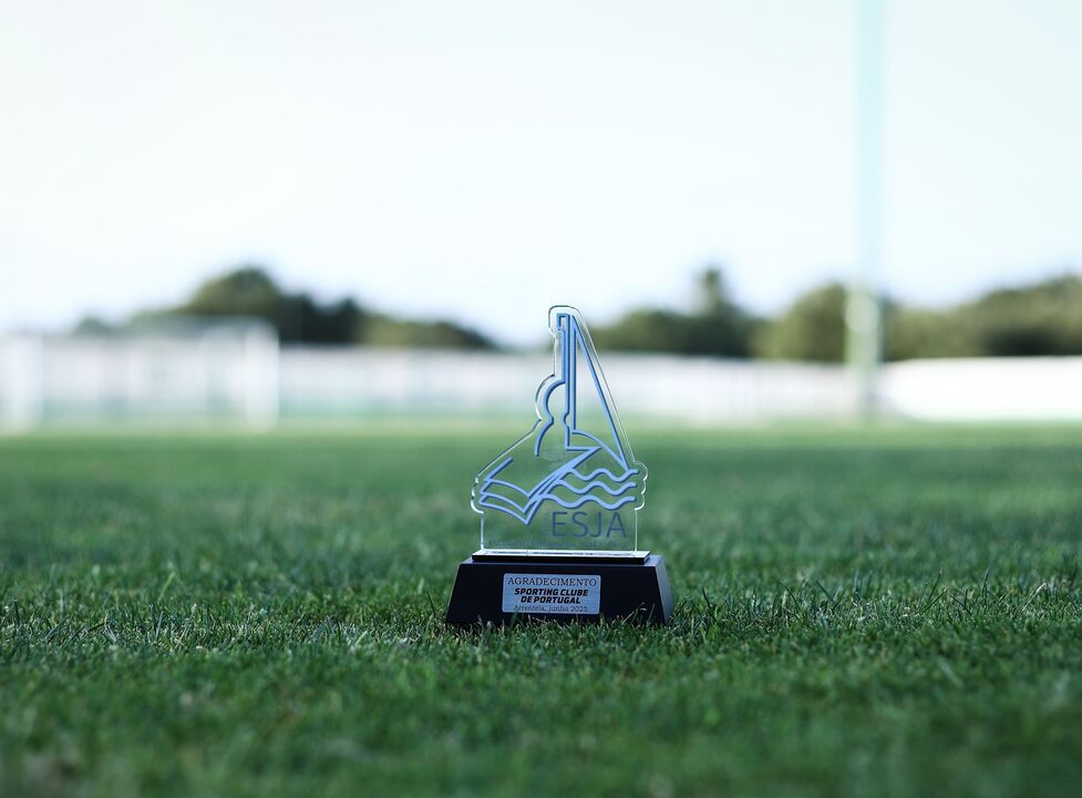 Placa de agradecimento ao Sporting CP pela Escola Secundária Dr. José Afonso, em Arrentela