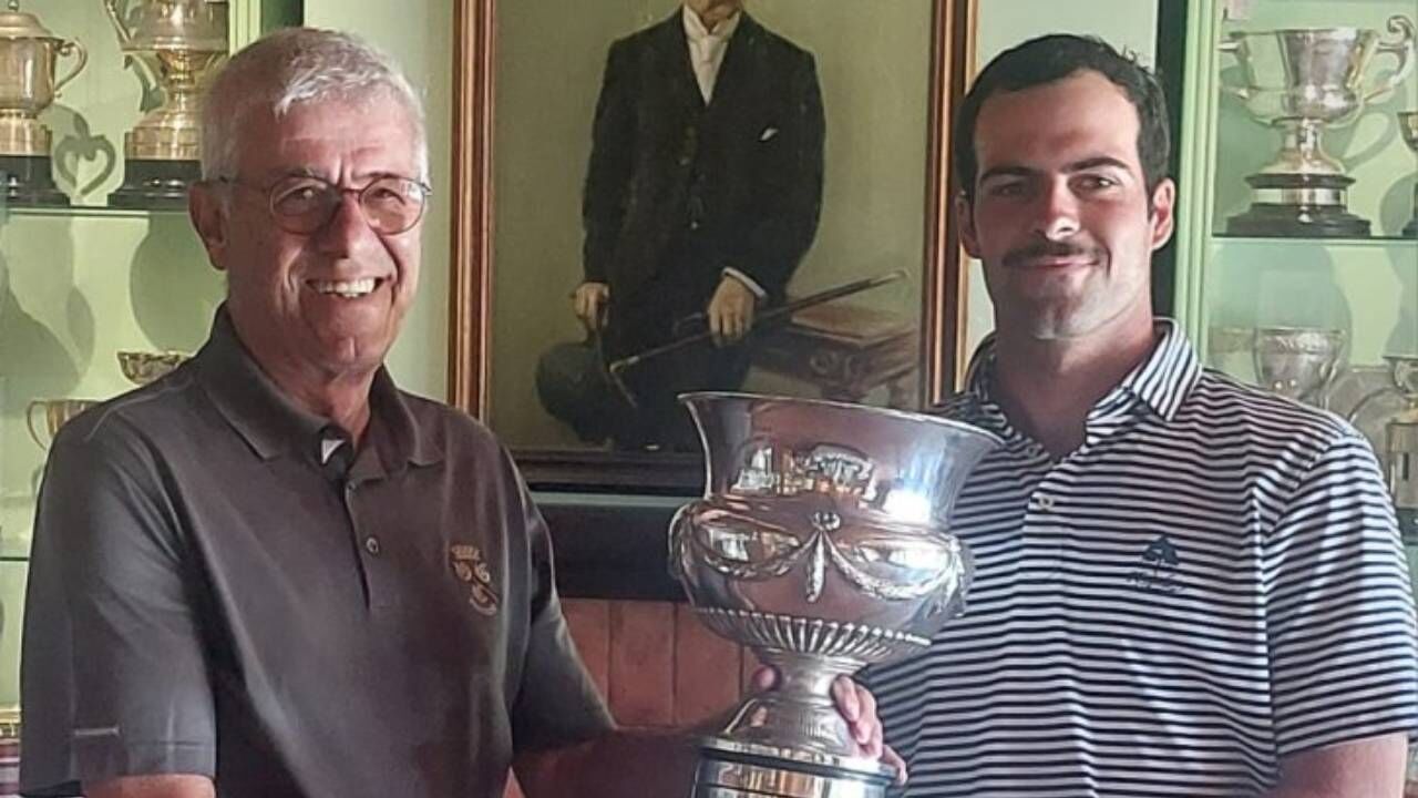 João Teixeira Costa com o troféu