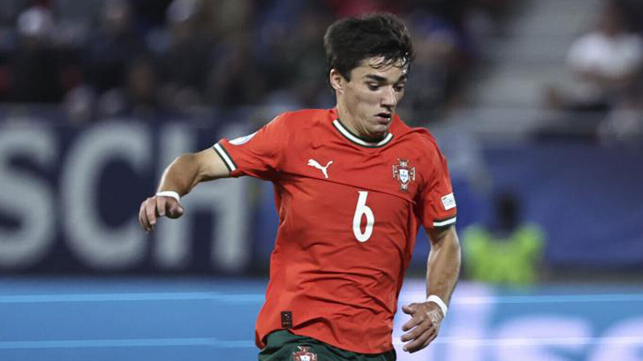 Futebolista português com a camisola da seleção nacional