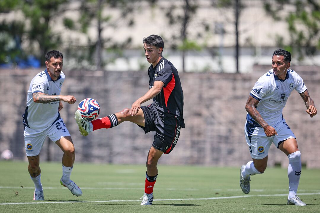 Benfica vence FC Naples num jogo de treino com golos de Belotti e Gonçalo Oliveira