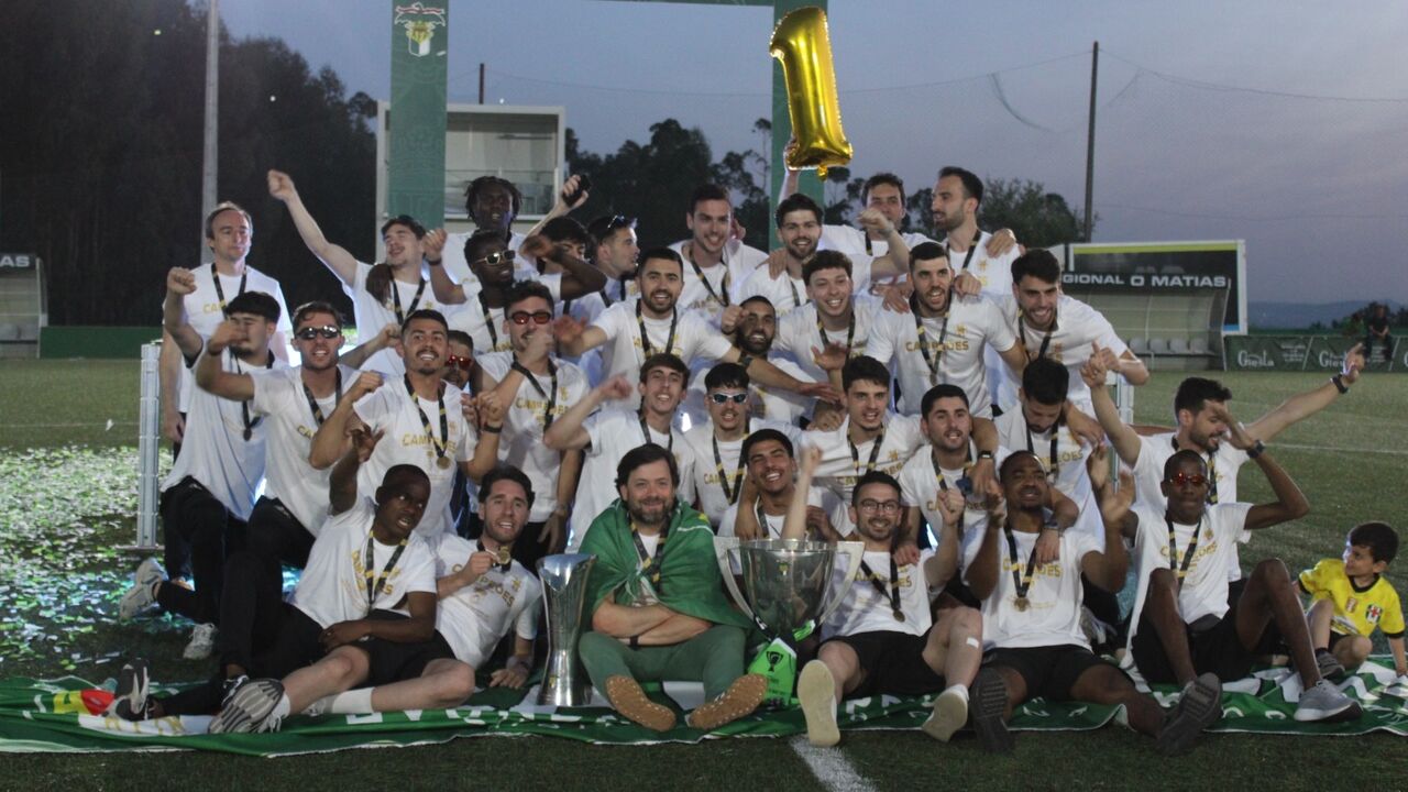 Equipa do Aparecida campeã da AF Porto festeja título