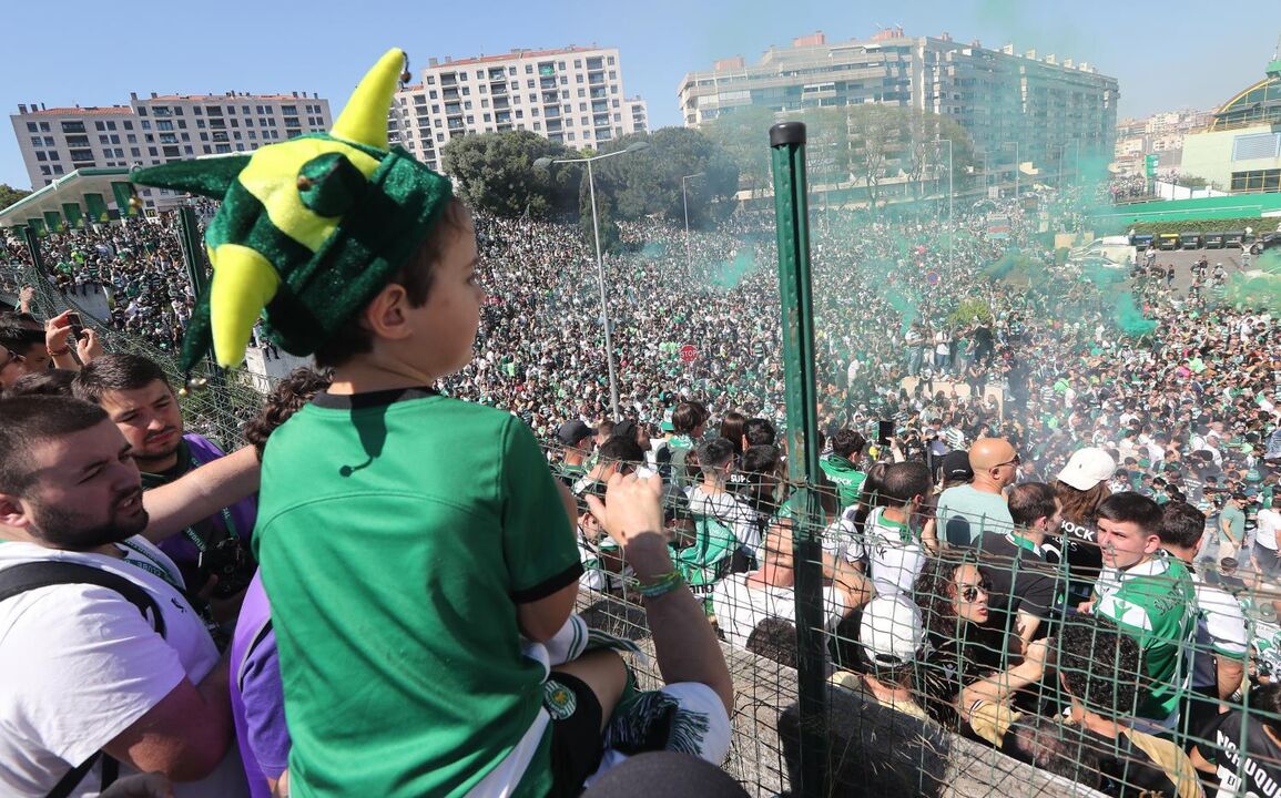 Adeptos do Sporting mostram apoio ao clube, com a Onda Verde em destaque