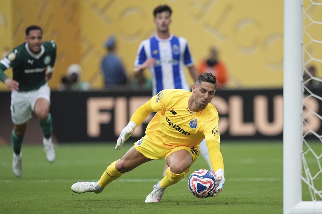 Cláudio Ramos destaca estreia no Mundial de Clubes após jogo com Palmeiras.
