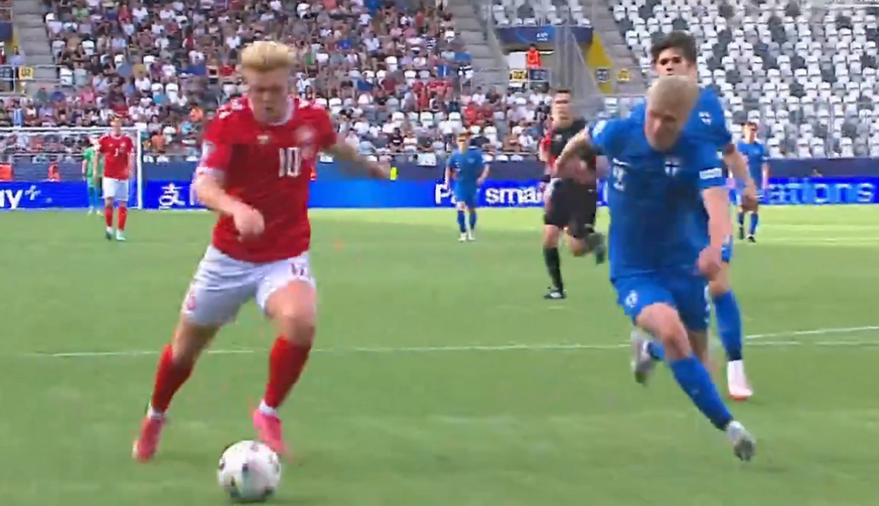 Harder (Sporting) marca pelos sub-21 da Dinamarca contra a Finlândia no Europeu em Kosice