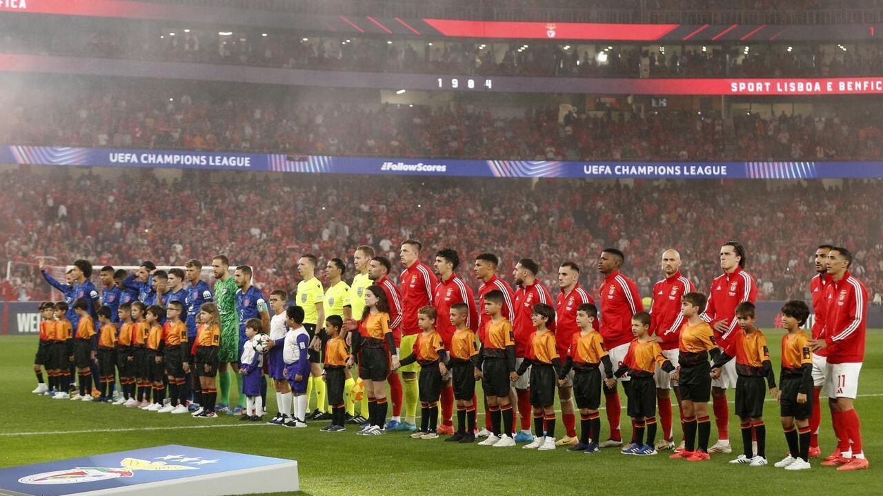 Equipas perfiladas no relvado da Champions League, no Estádio da Luz