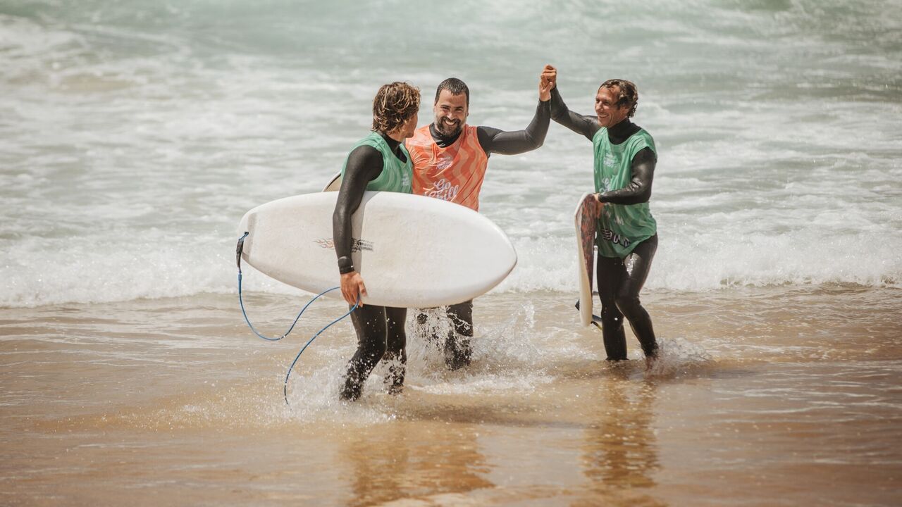 Surfistas celebram na praia da Física em Santa Cruz, evento solidário de apoio a várias instituições
