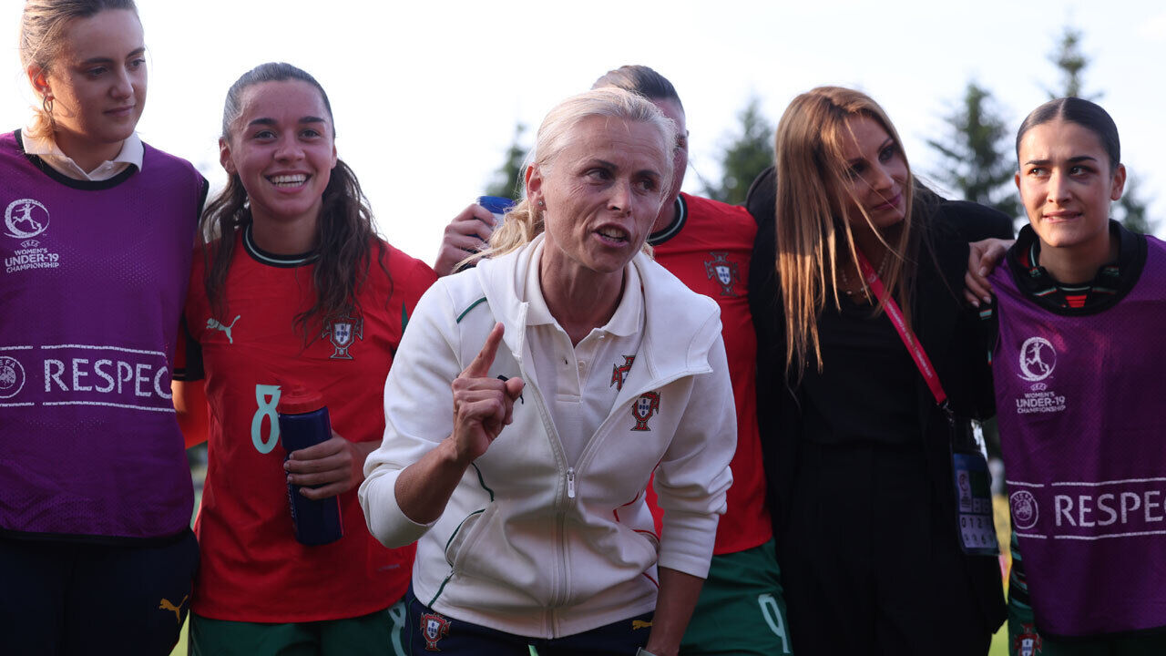 Marisa Gomes motiva equipa de Portugal após vitória no Europeu sub-19 contra Inglaterra.
