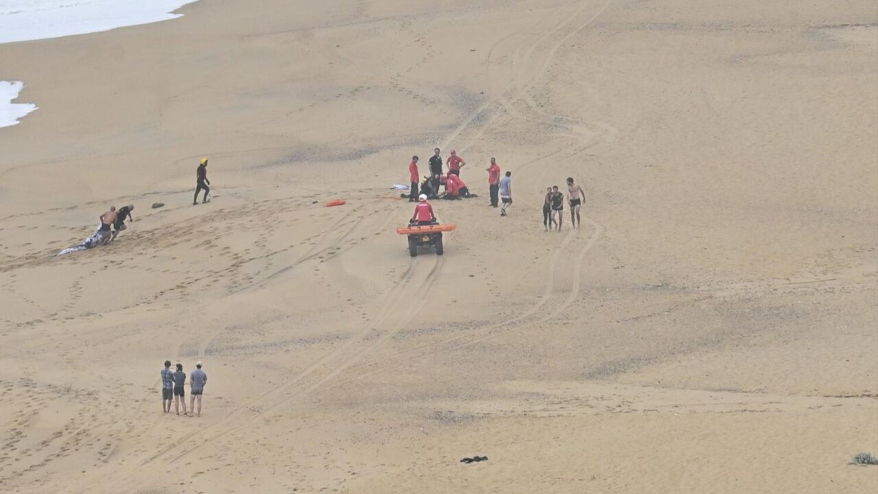 Formações de salvamento para surfistas na Praia Grande, Sintra, com apoio do ISN