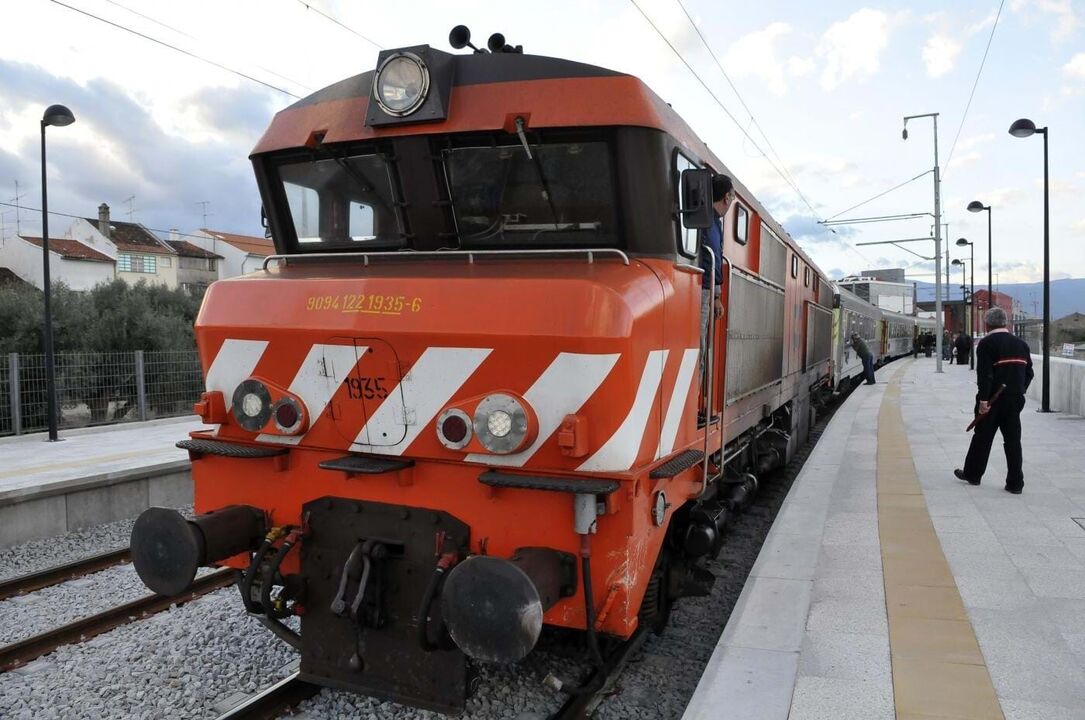 Locomotiva da CP na estação de trem