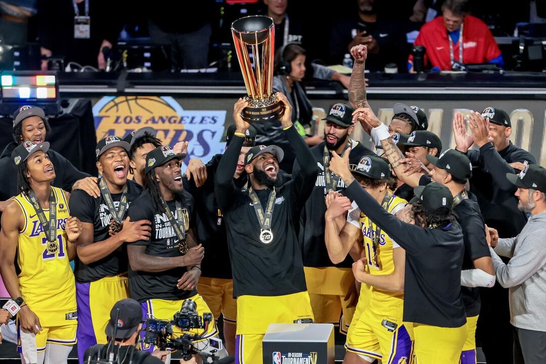 Los Angeles Lakers comemoram vitória após venda histórica da equipa