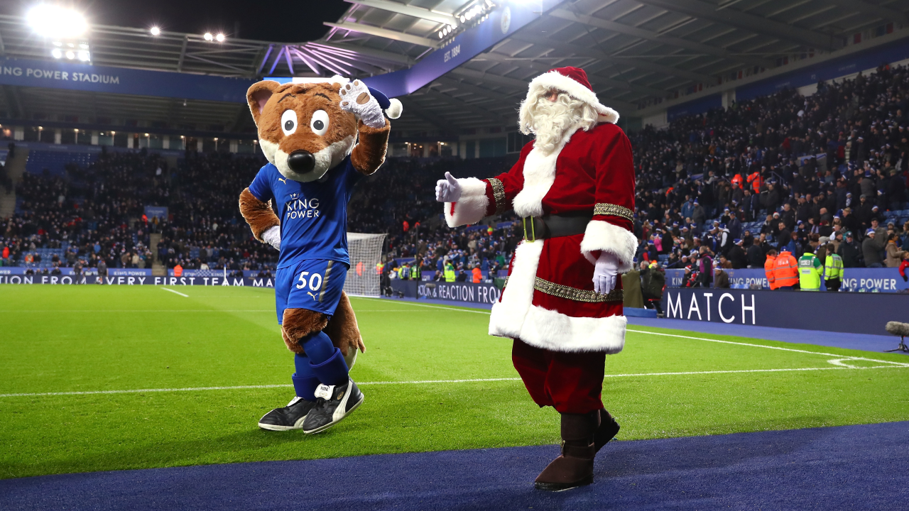 Mascote do Leicester City com Pai Natal no King Power Stadium