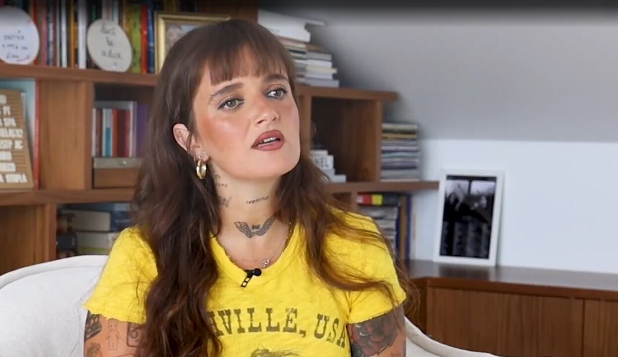 Carolina Deslandes fala sobre o novo disco, "Chorar no Club"