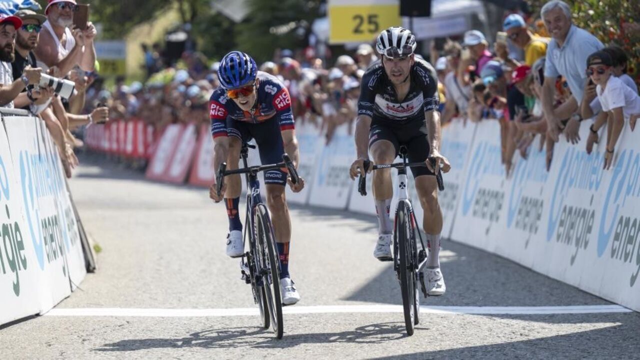 João Almeida disputa etapa na Volta à Suíça, mas Oscar Onley vence