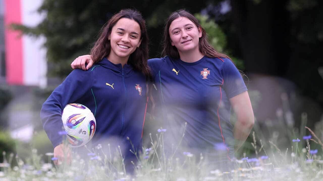 Anna Marques e Diana Costa focadas no jogo Portugal-Holanda no Euro sub-19 feminino na Polónia