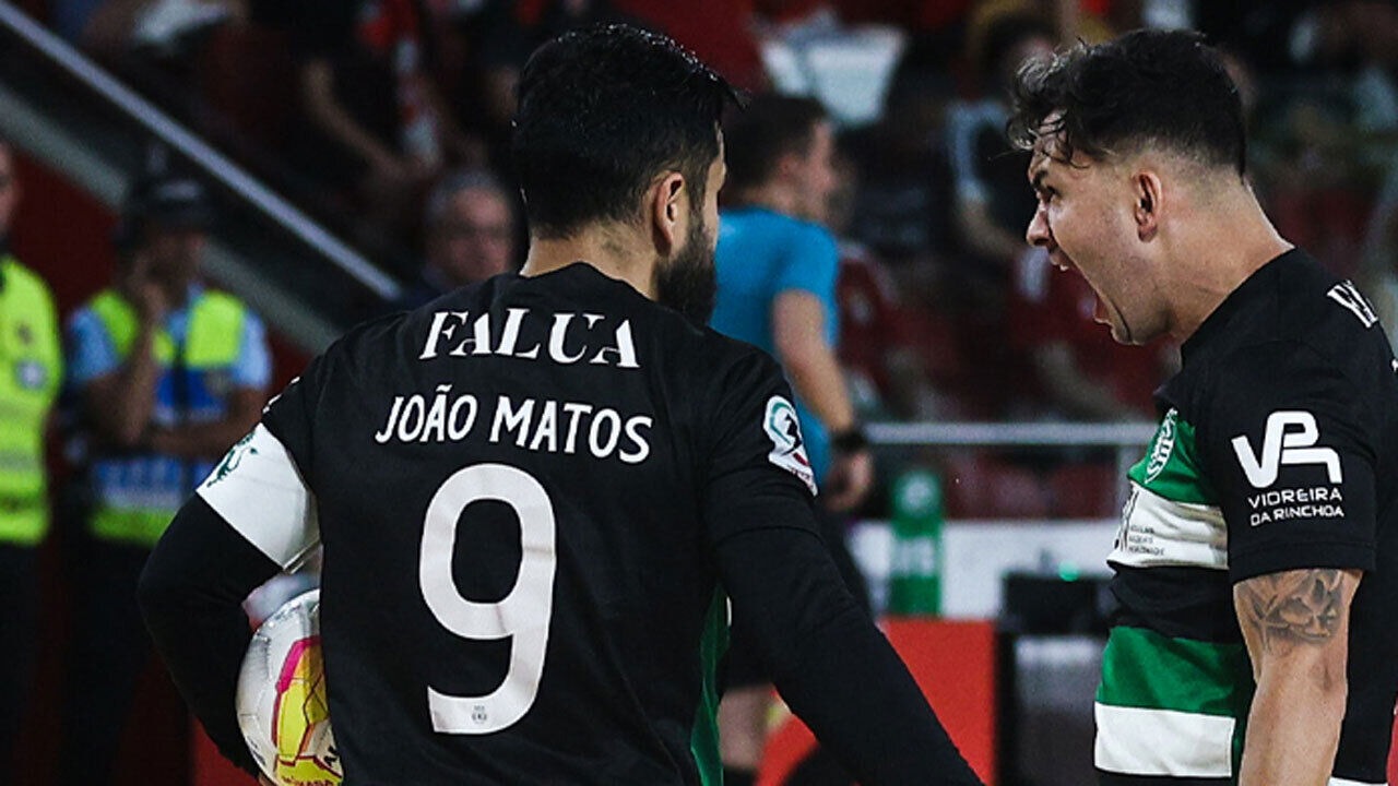 João Matos e Taynan em confronto no jogo Benfica-Sporting de futsal