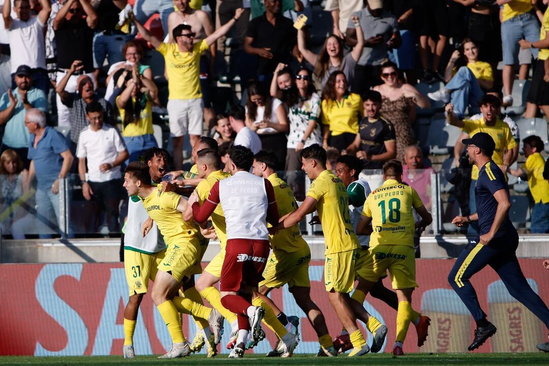 Jogadores do Paços de Ferreira celebram permanência na primeira liga