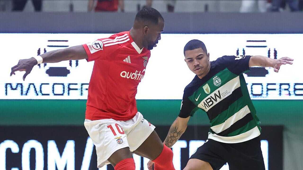 Jogo de futsal: jogadores de Benfica e Sporting em confronto