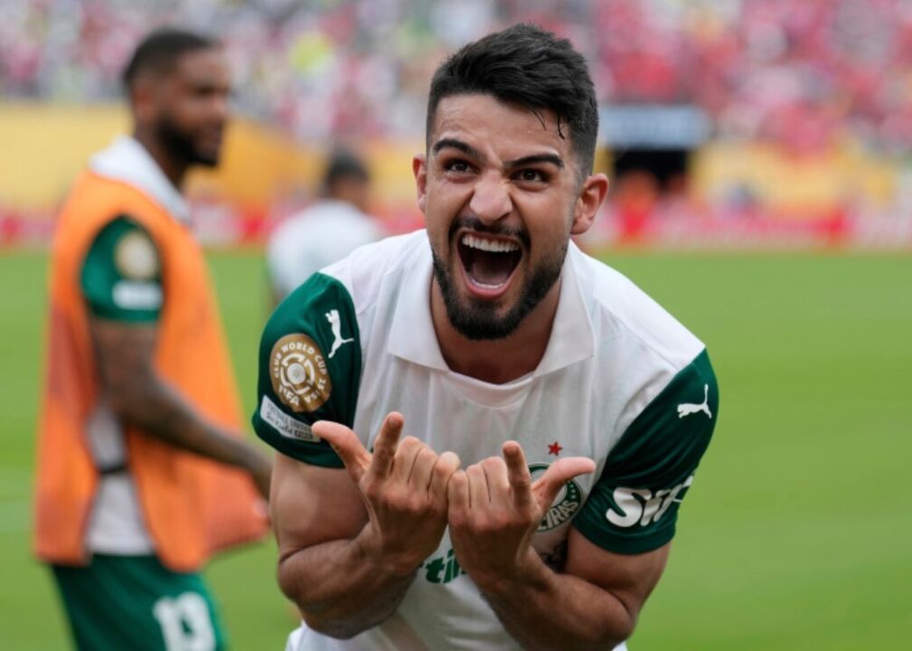 Jogador do Palmeiras festeja um golo em campo
