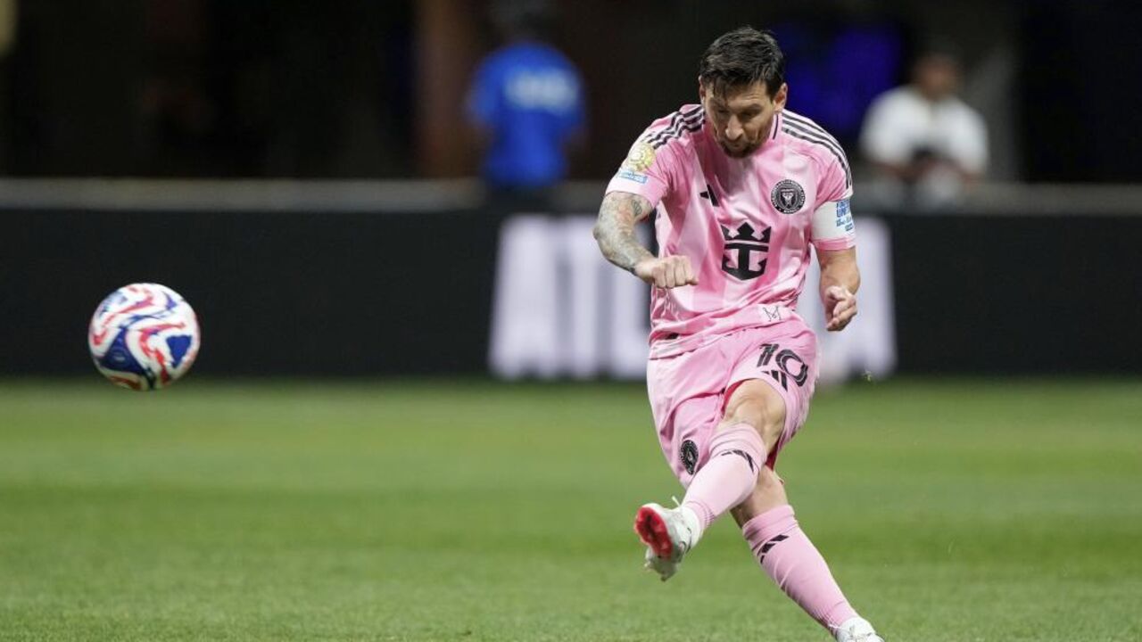 Messi analisa livre direto com Cláudio Ramos: "Não protegeu tanto o seu lado"