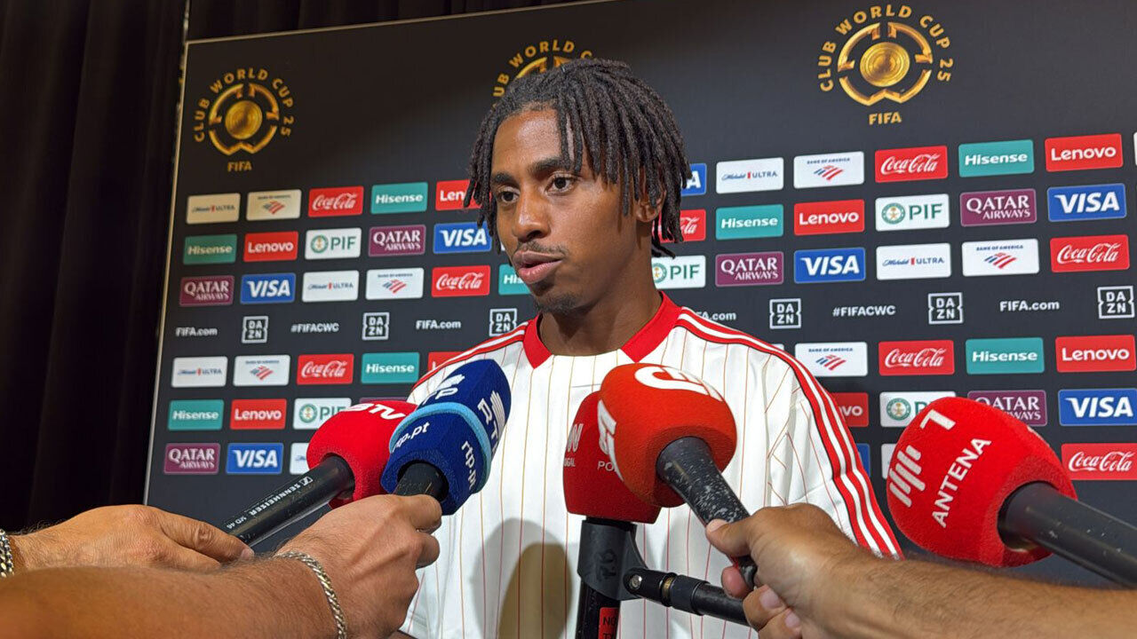 Jogador numa conferência de imprensa do Mundial de Clubes da FIFA 25