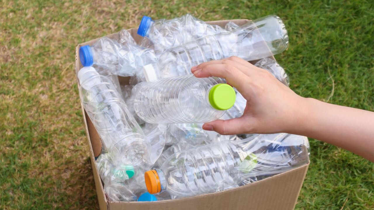 Reciclagem de garrafas de plástico para minimizar os riscos de exposição