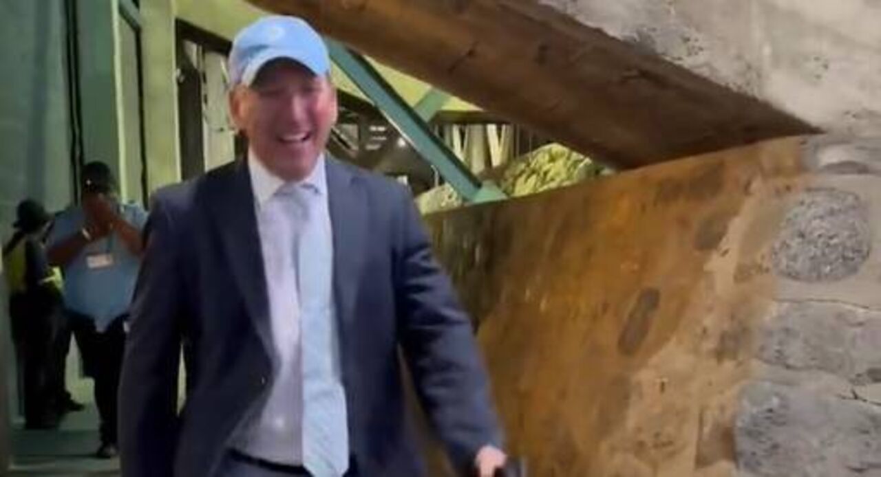 John Textor sorri após vitória do Botafogo contra o PSG