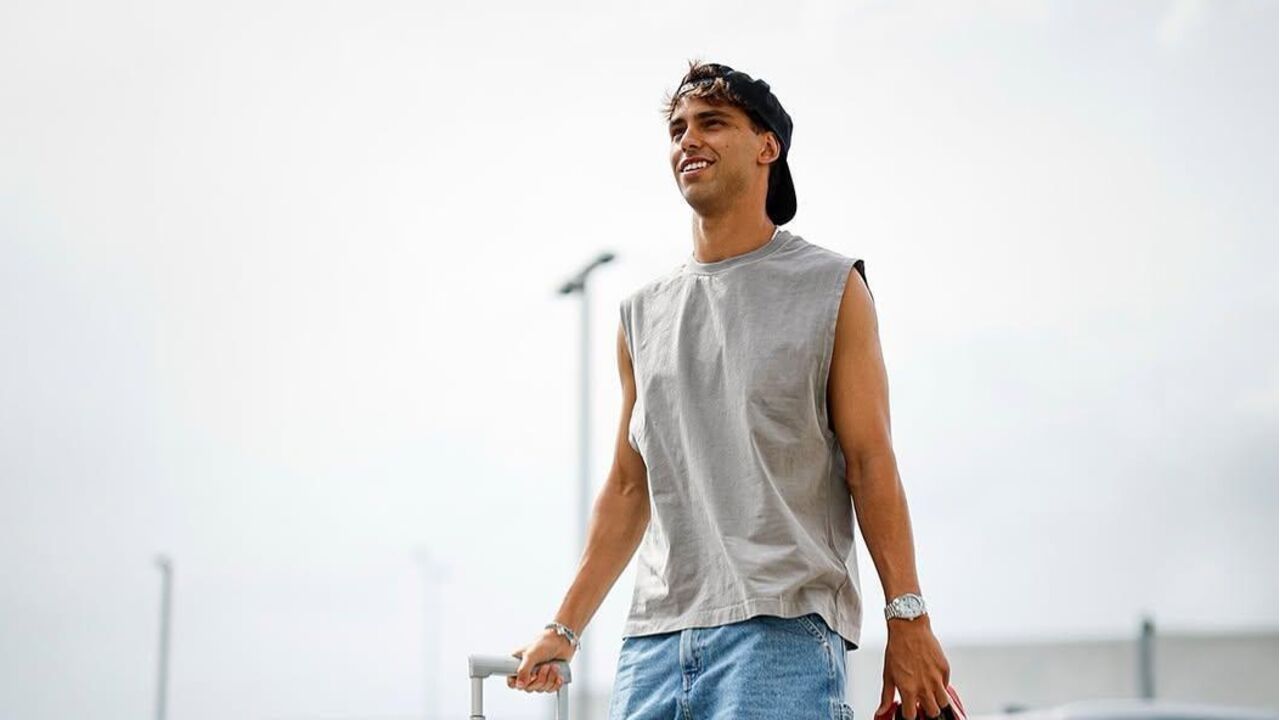 João Félix chega com mala e chuteiras