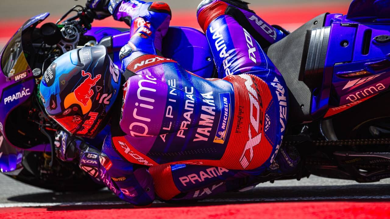 Piloto da Pramac Racing em ação com a sua Yamaha, destacando os patrocinadores