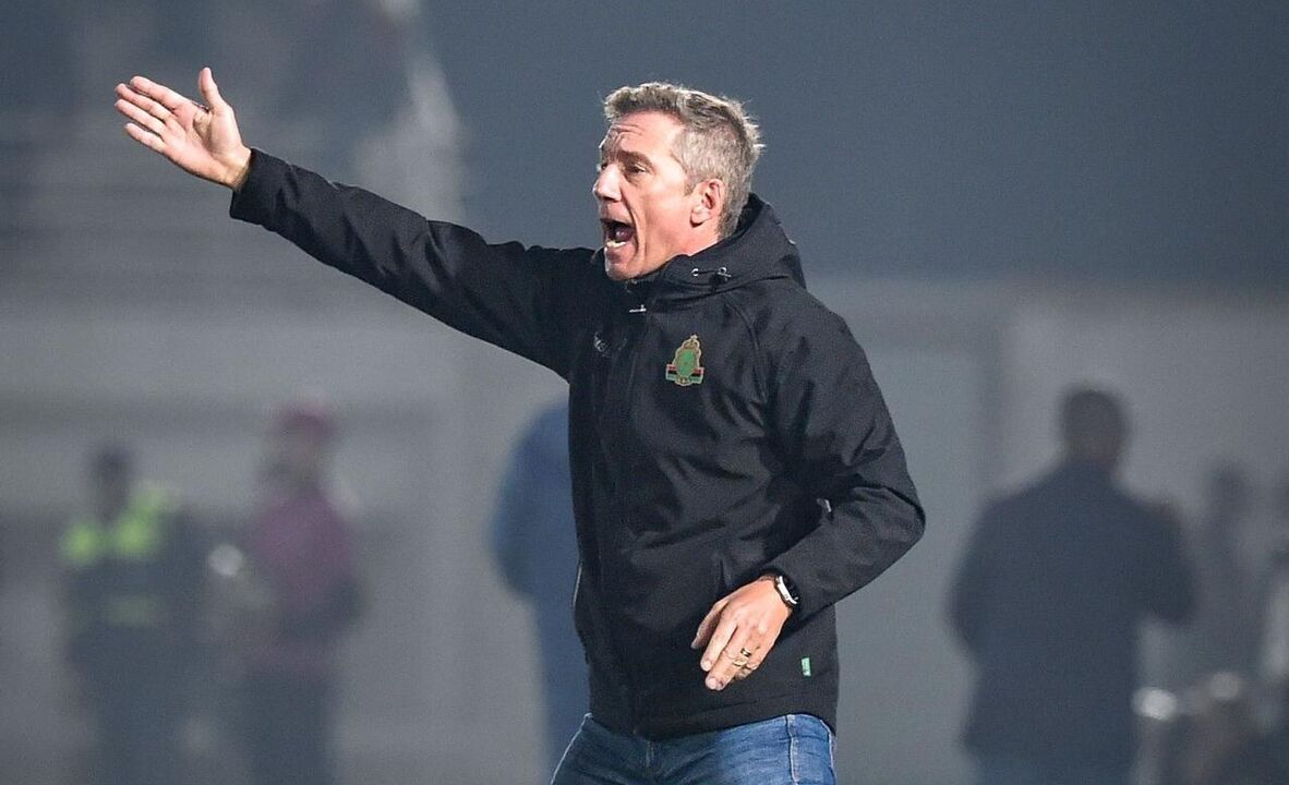 Treinador gesticula durante um jogo