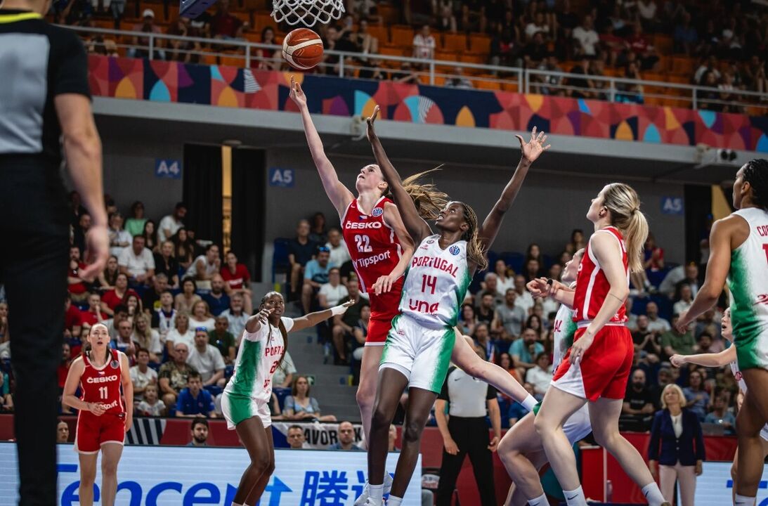 Jogadoras de Portugal e República Checa disputam a bola no EuroBasket feminino