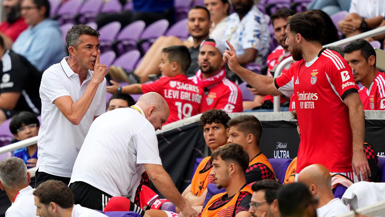 Discussão acesa entre Kökçü e Bruno Lage após substituição no jogo com o Auckland City