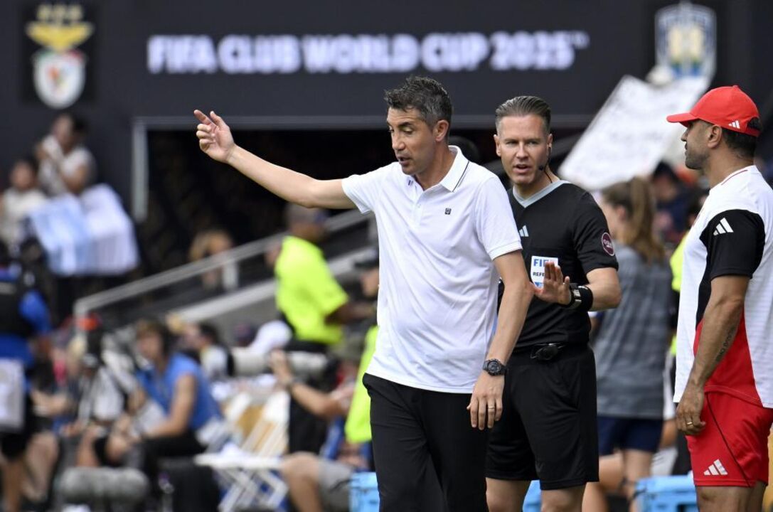 Bruno Lage, treinador do Benfica, gesticula durante jogo contra o Auckland.
