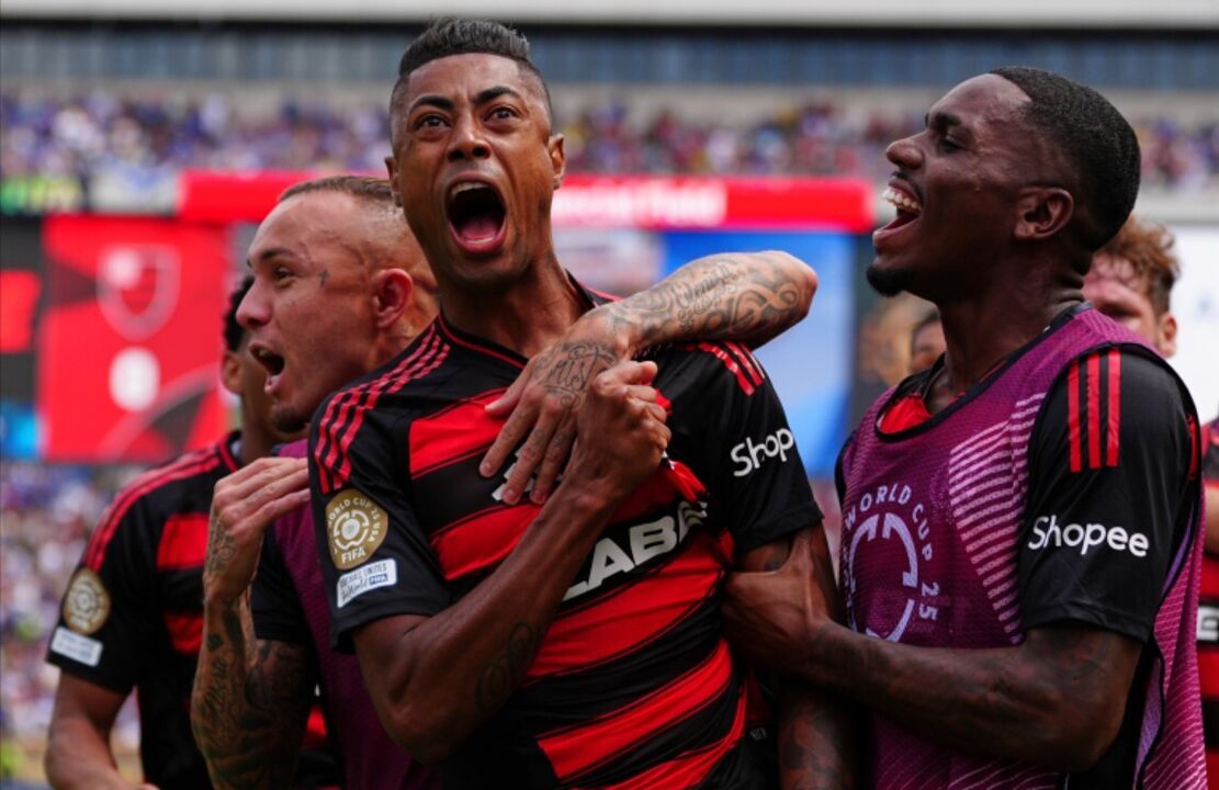 Jogadores festejam golo em partida de futebol