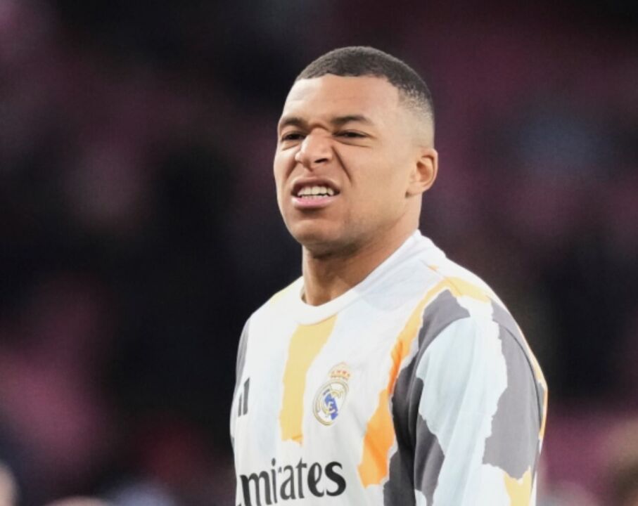 Mbappé veste a camisola do Real Madrid.
