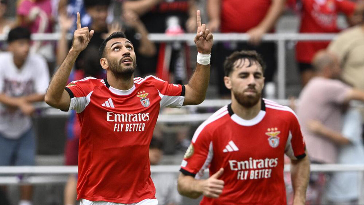 Futebol: Jogadores do Benfica celebram um golo