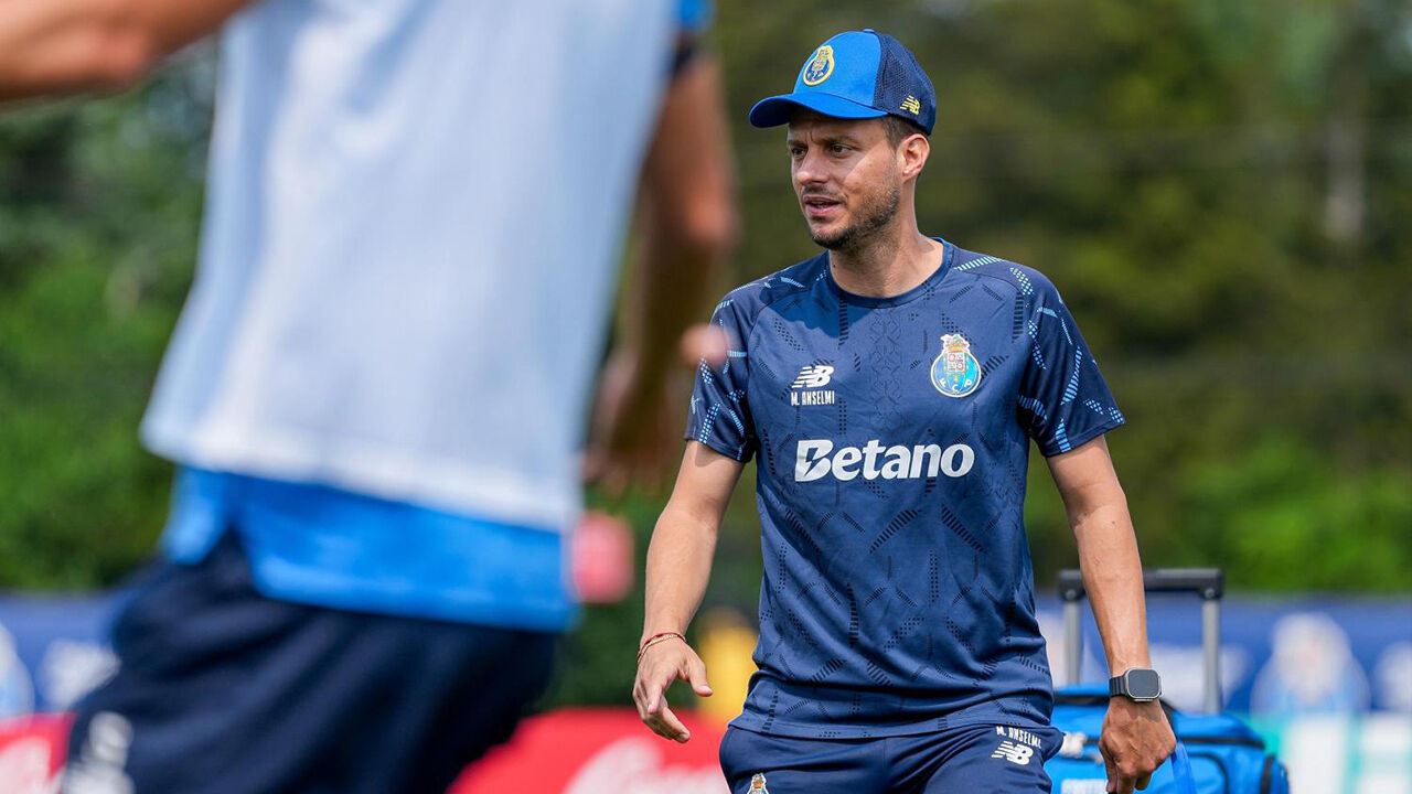 Anselmi recebe críticas e adeptos do FC Porto expressam descontentamento online.
